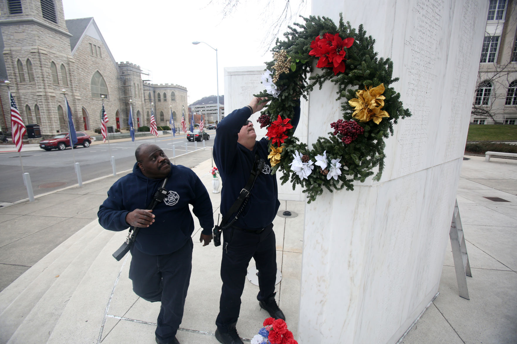 hr warmemorialwreaths 112919 p01